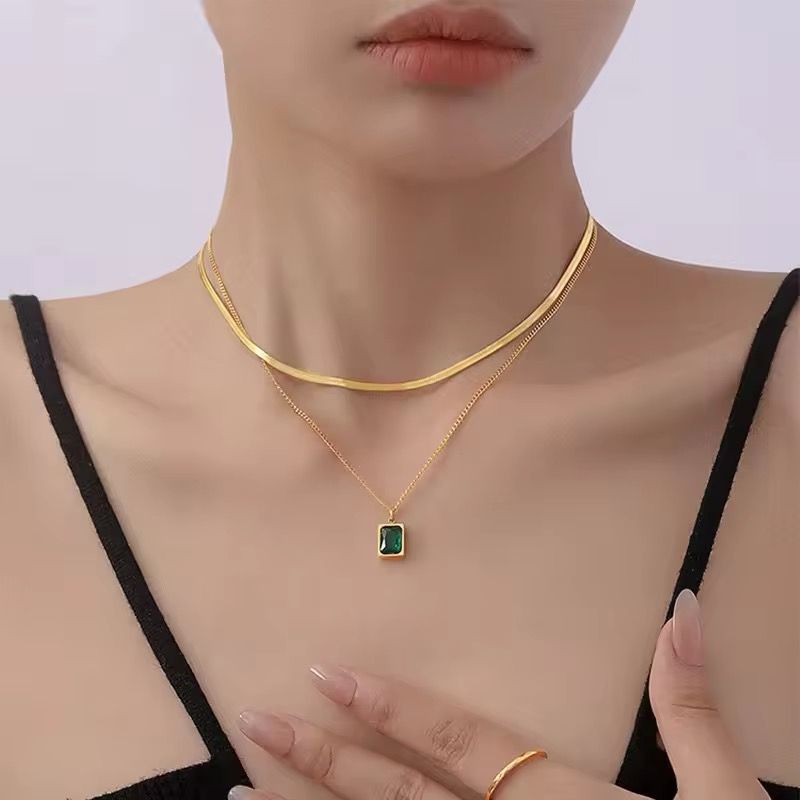 Minimalist and elegant gold necklace, hypoallergenic and skin-friendly